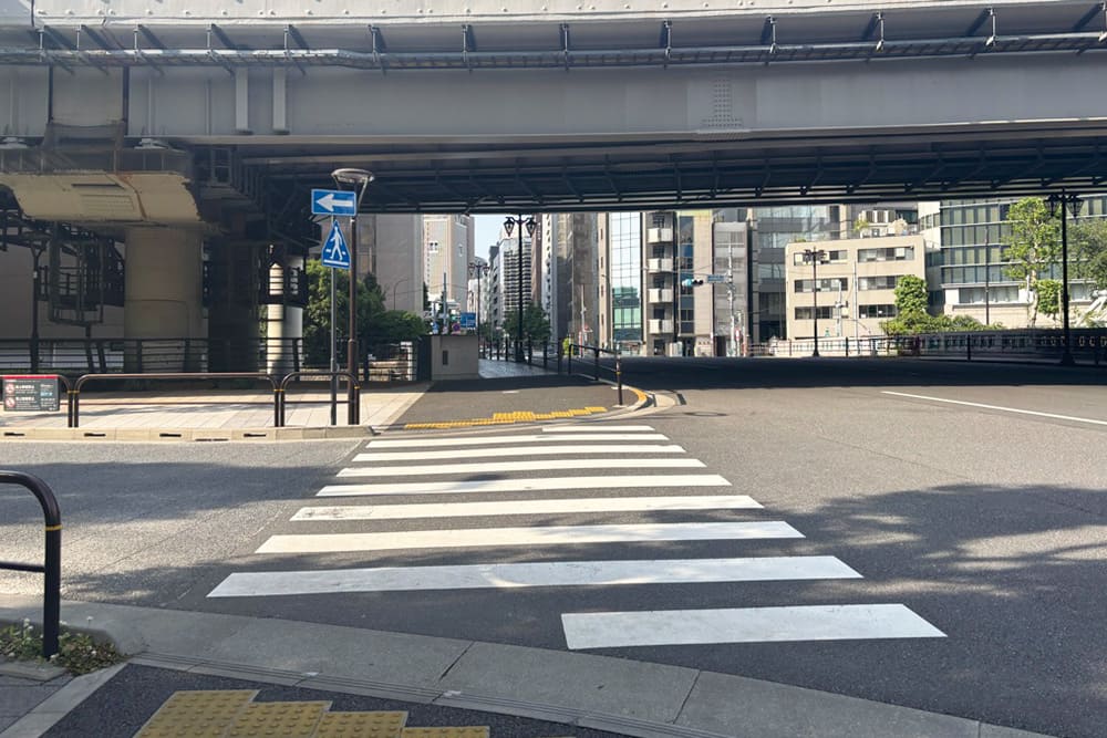 横断歩道がある、高架下の風景。