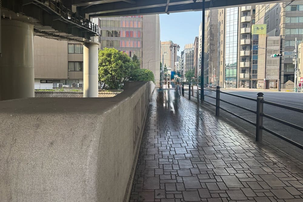 高架下から見える歩道と街並み。