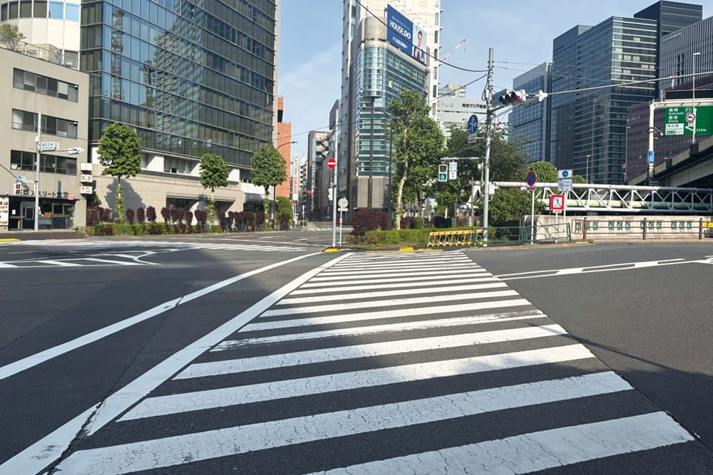 横断歩道のある、オフィス街の交差点。