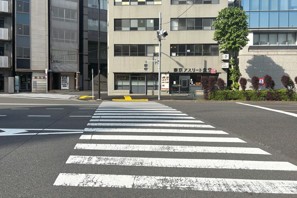 「東京アスリート食堂」の前の横断歩道。