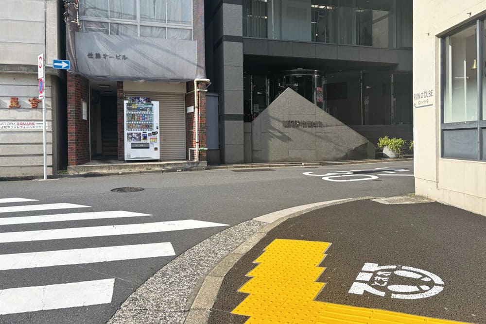 「東京アスリート食堂」の左角の道。