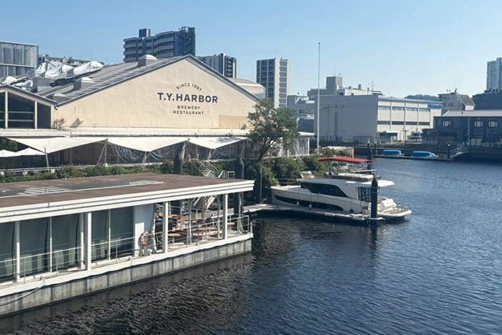 天王洲アイルにあるレストラン「T.Y.HARBOR」と運河沿いのボード
