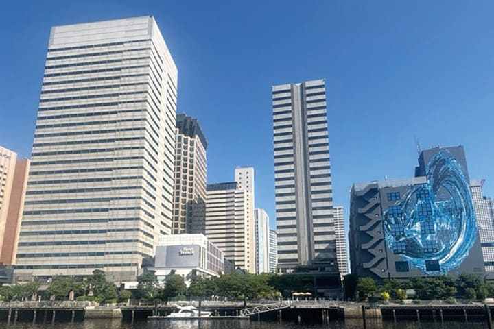天王洲アイルのオフィスビル群と運河。