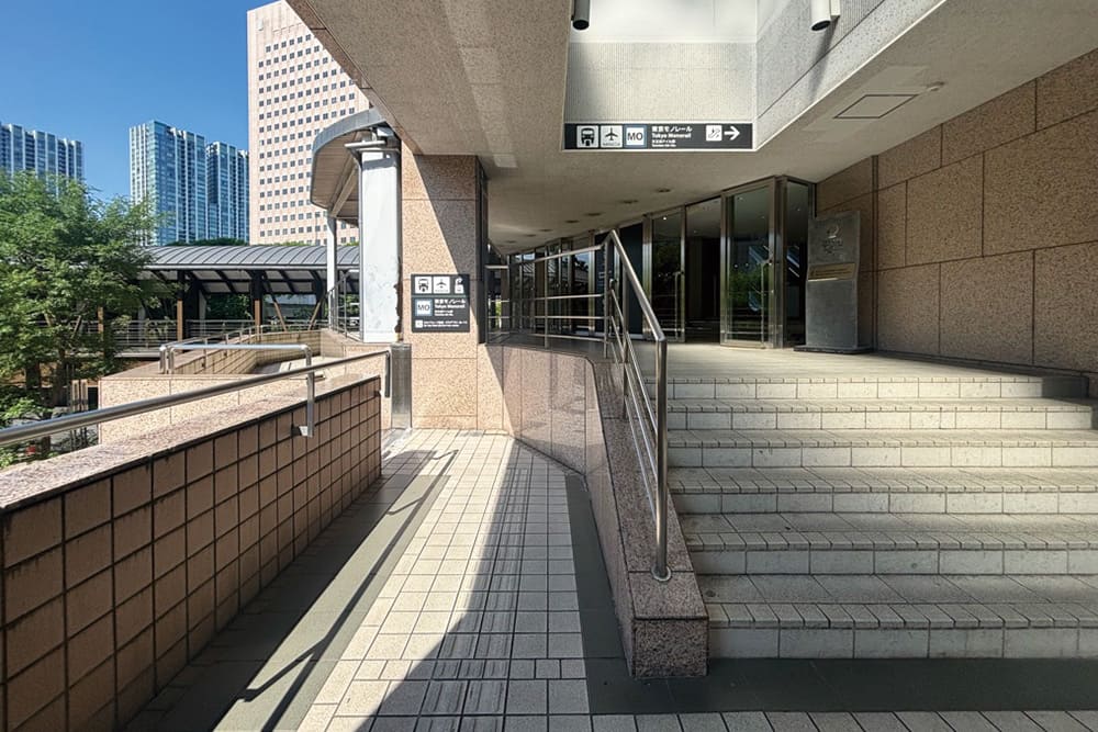 モノレール駅へと続く階段とスロープ。