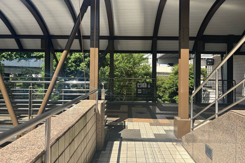 天王洲アイル駅のスカイウォーク、日差しが差し込む屋外通路。