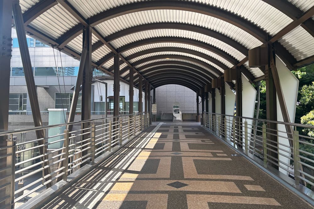 天王洲アイル駅スカイウォーク、天王洲ファーストタワー前のアーチ状通路。