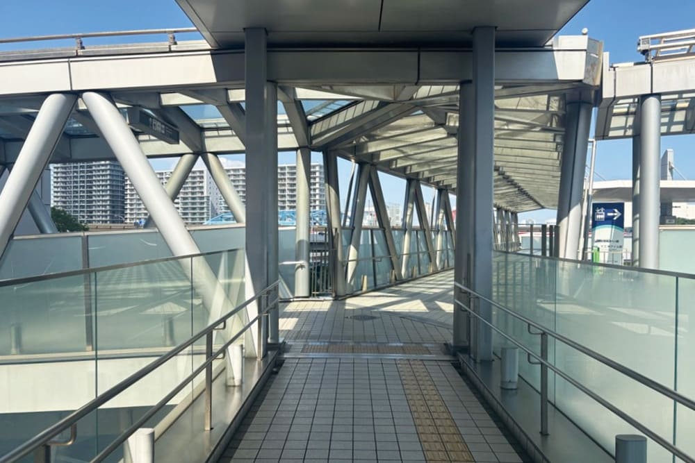 天王洲アイル駅スカイウォークの十字路。