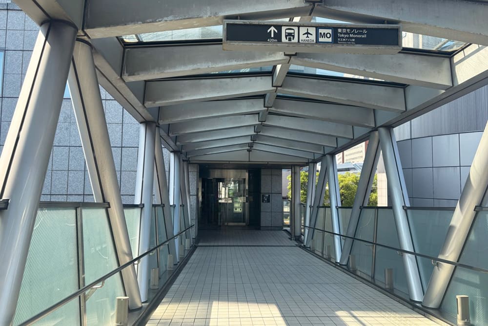 スカイウォーク十字路を左折した道。