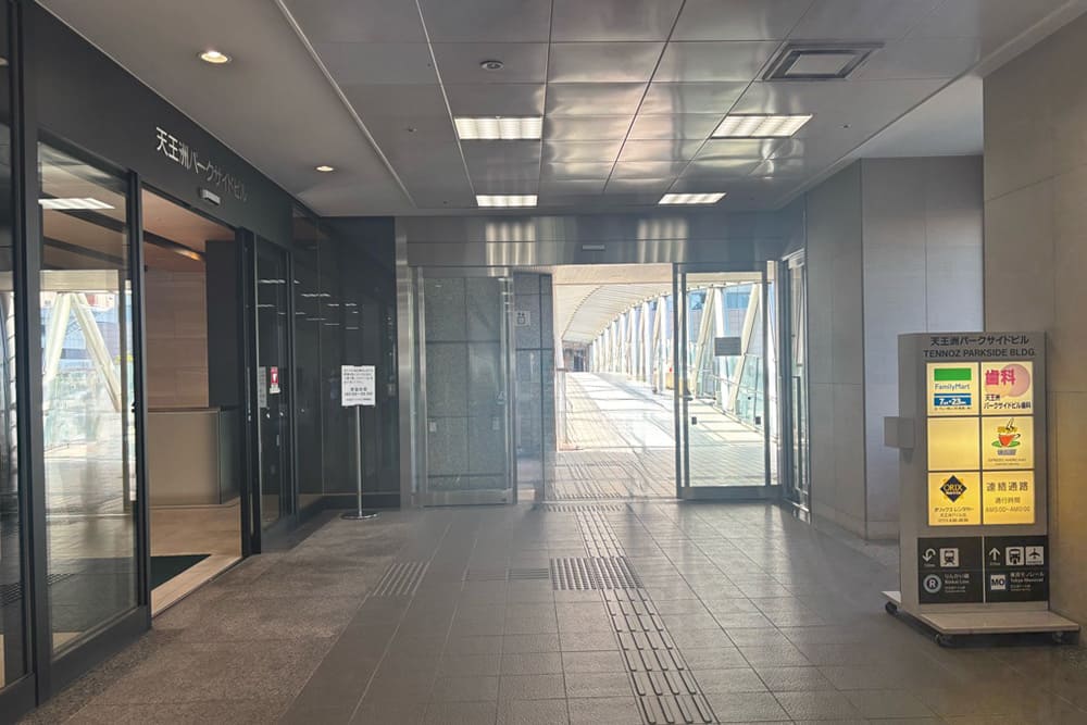 天王洲アイル駅スカイウォークの自動扉。