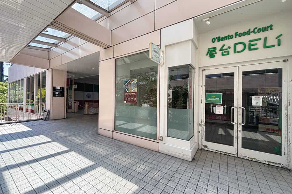 天王洲アイル駅のスカイウォーク内にある、白い看板の「屋台DELi」の入口。
