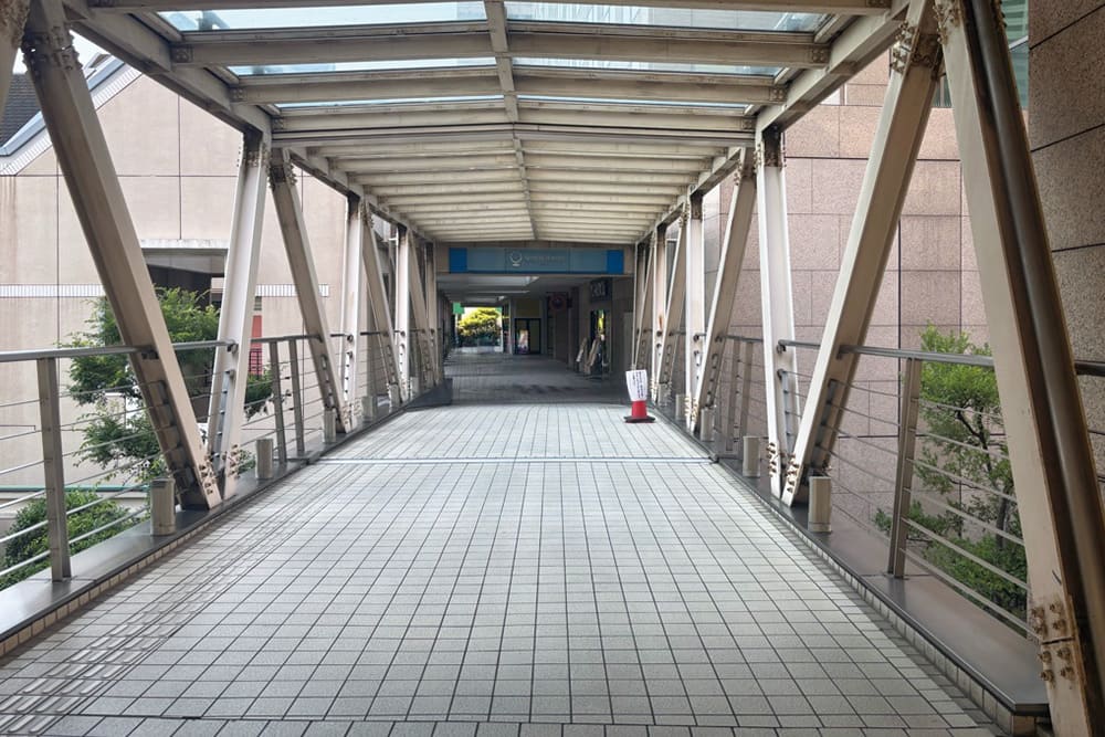 天王洲アイル駅のスカイウォーク、ガラス屋根の通路が奥へと続く。