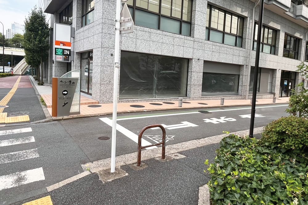 青山一丁目駅近くの建物「ウィン青山」の看板