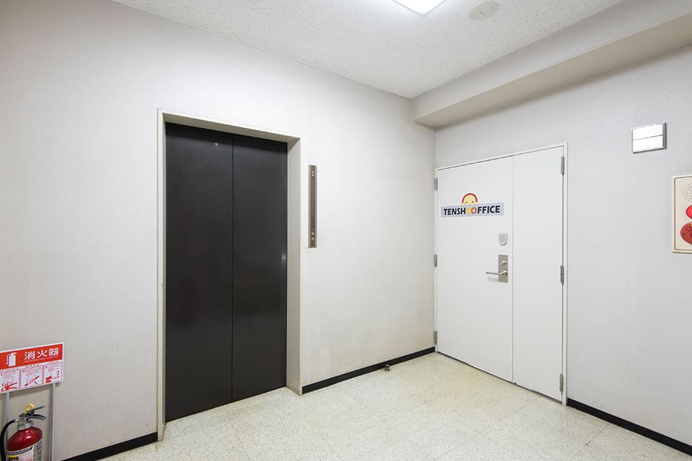 天翔オフィス大手町竹橋のエレベーターホールにある、天翔オフィスのロゴが入ったドア。