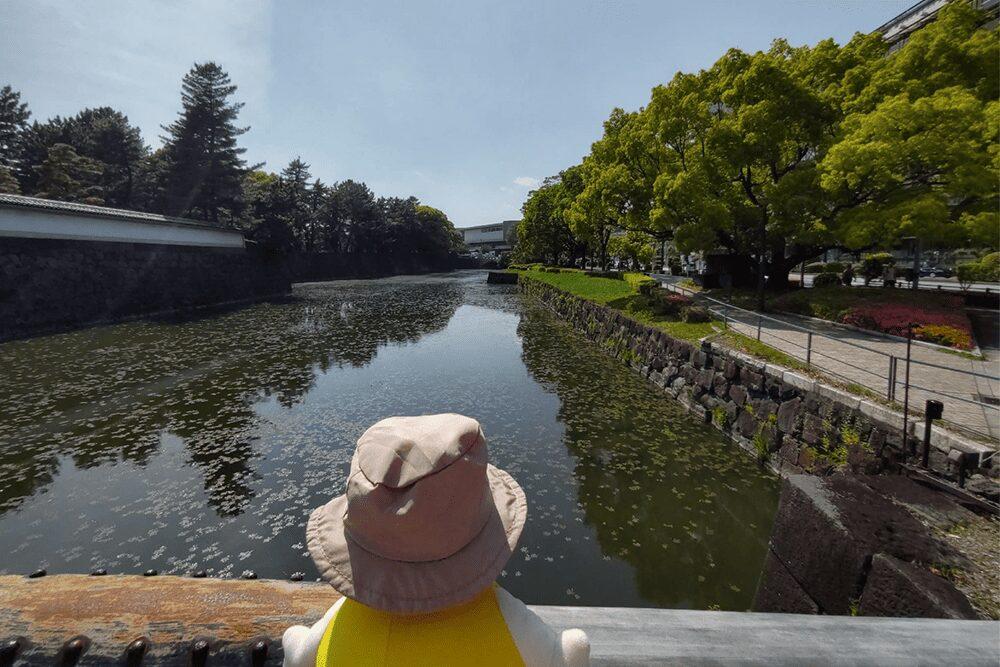 平川橋から見える平川豪を見るてんしょうくん