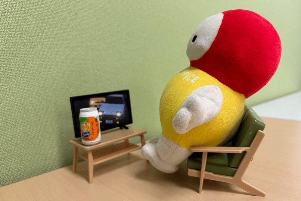 ミニチュアテレビで番組視聴中のてんしょうくんぬい