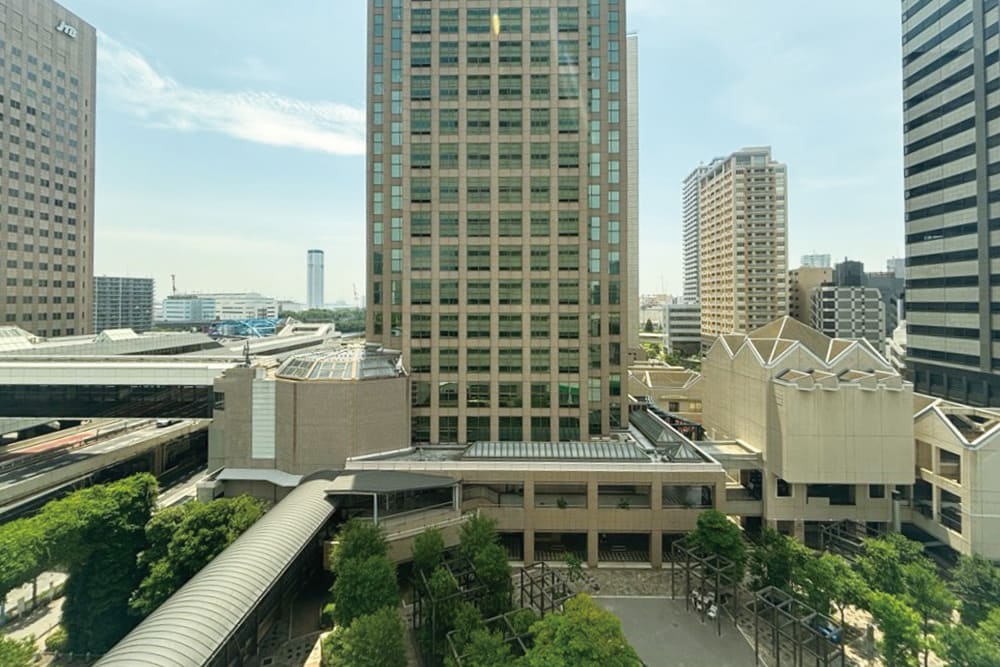 高層ビルの間にある広場や、様々な建物をつなぐ連絡通路を見下ろした風景。