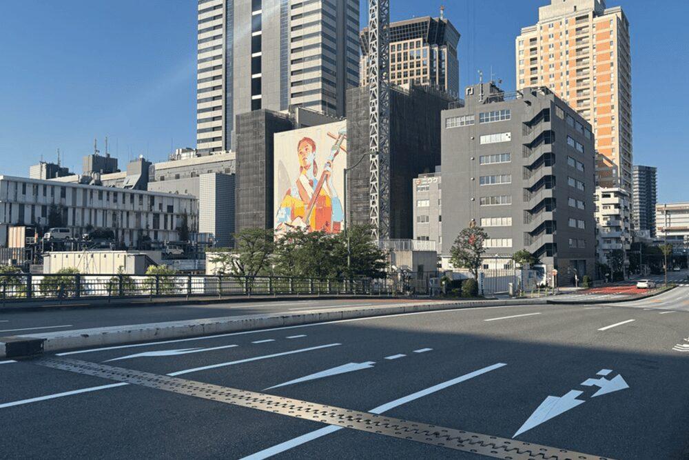 ダイナミックな色使いの女性が描かれた寺田倉庫さんの壁面アート