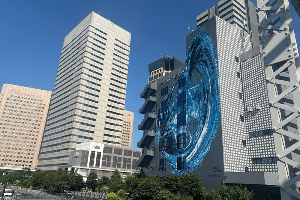 大きな渦が描かれた寺田倉庫さんの壁面アート