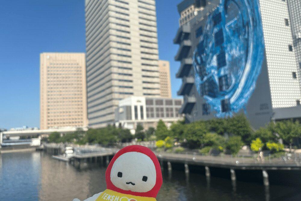 大きな渦が描かれた寺田倉庫さんの壁面アートとてんしょうくん