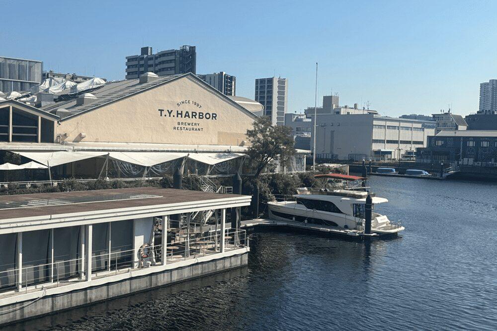 レストラン「T.Y.HARBOR」と船