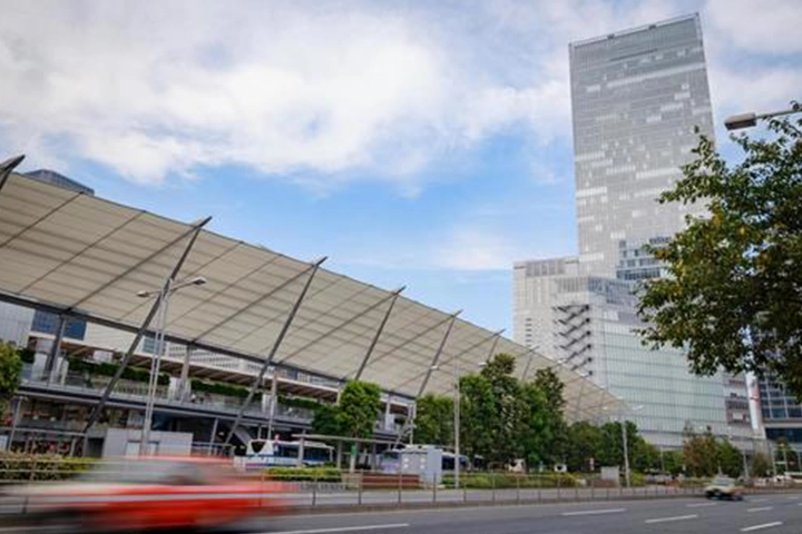 東京駅八重洲口。特徴的な大屋根と、その後ろにそびえる高層ビルが写っている。