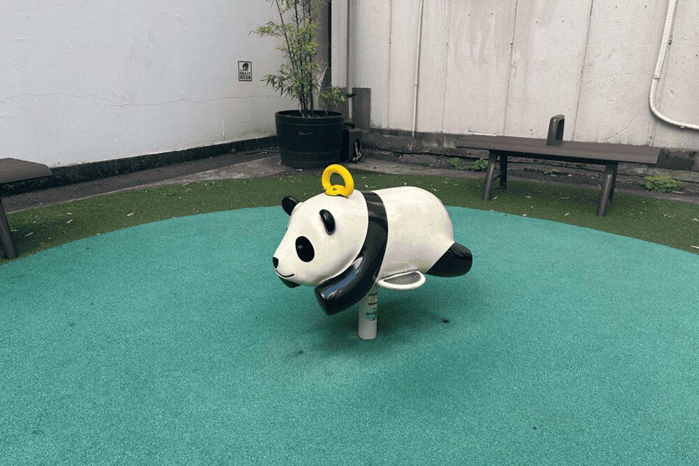 キンキン広場にあるパンダの遊具