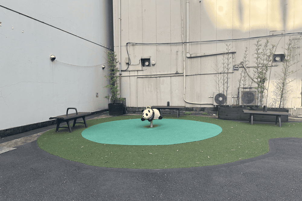 キンキン広場にあるパンダの遊具とベンチ