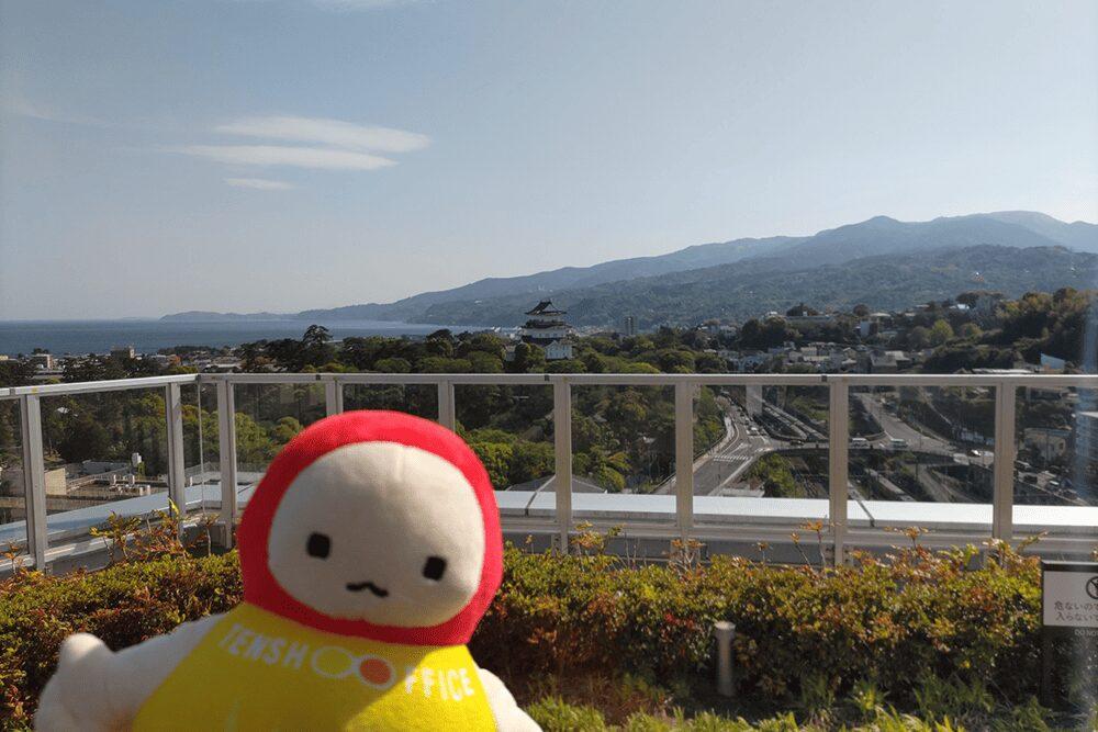ミナカ小田原からの眺望_相模湾と小田原城とてんしょうくんぬい