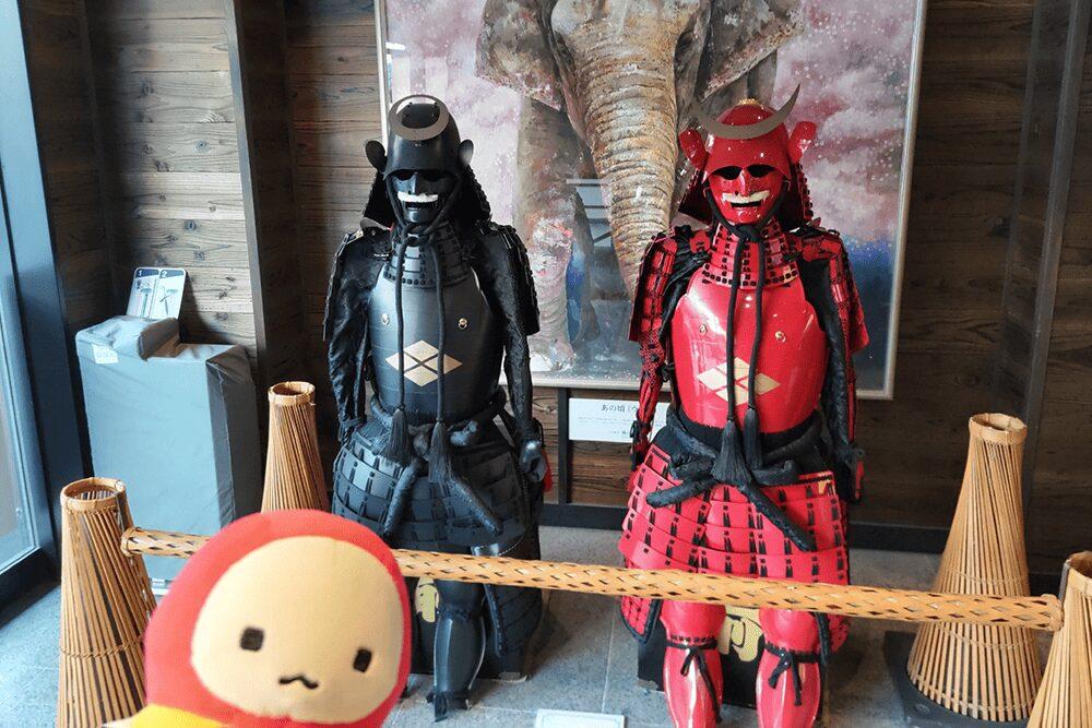 2体の甲冑とてんしょうくんぬい