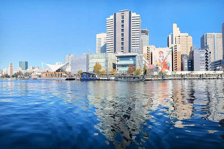天王洲運河から見た天王洲アイルの街並み。水面に建物が映り込み、壁面にはアートが描かれている。