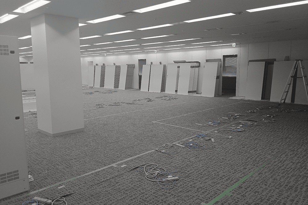 天翔オフィス天王洲ファーストタワー、正面右側の工事中画像_壁に立て掛けられているパーテーション