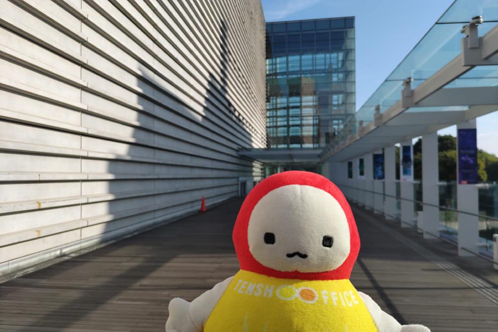 国立新美術館の入り口前にいるてんしょうくんぬい