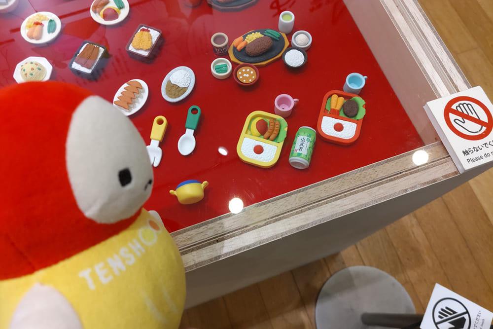 普段食べているお馴染みのお弁当が展示されていて驚くてんしょうくん
