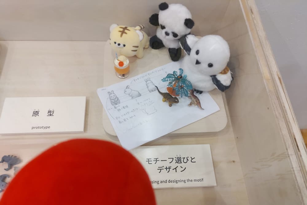 モチーフ選びのぬいぐるみと完成予定のウサギのデザインのイラスト