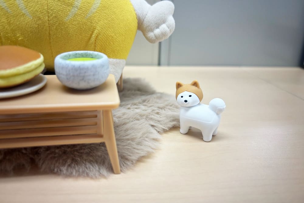 犬(おもしろ消しゴム)がじっと見つめる