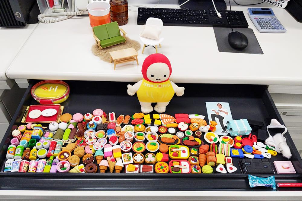 机の引き出しに「おもしろ消しゴム」を収納