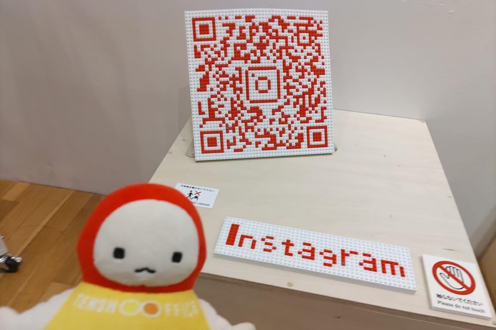 株式会社イワコーのインスタグラムQRコード。QRコードも消しゴムでできている。