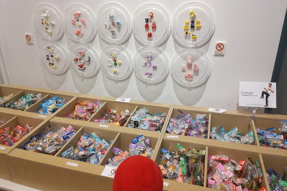 バラ売りされているおもしろ消しゴムを見つめるてんしょうくん
