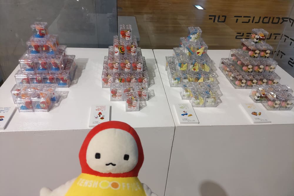 キューブに入っているお土産用のおもしろ消しゴム