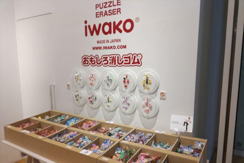 おもしろ消しゴムのバラ売りと分解された消しゴム展示