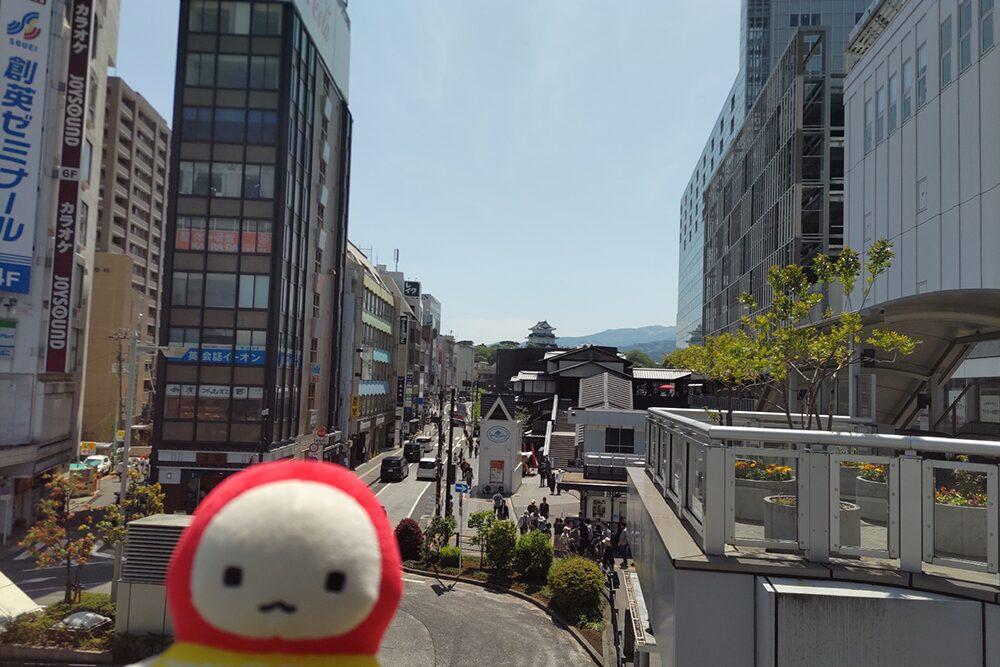 小田原城駅前の光景と遠くに見える小田原城。そして、てんしょうくんぬい