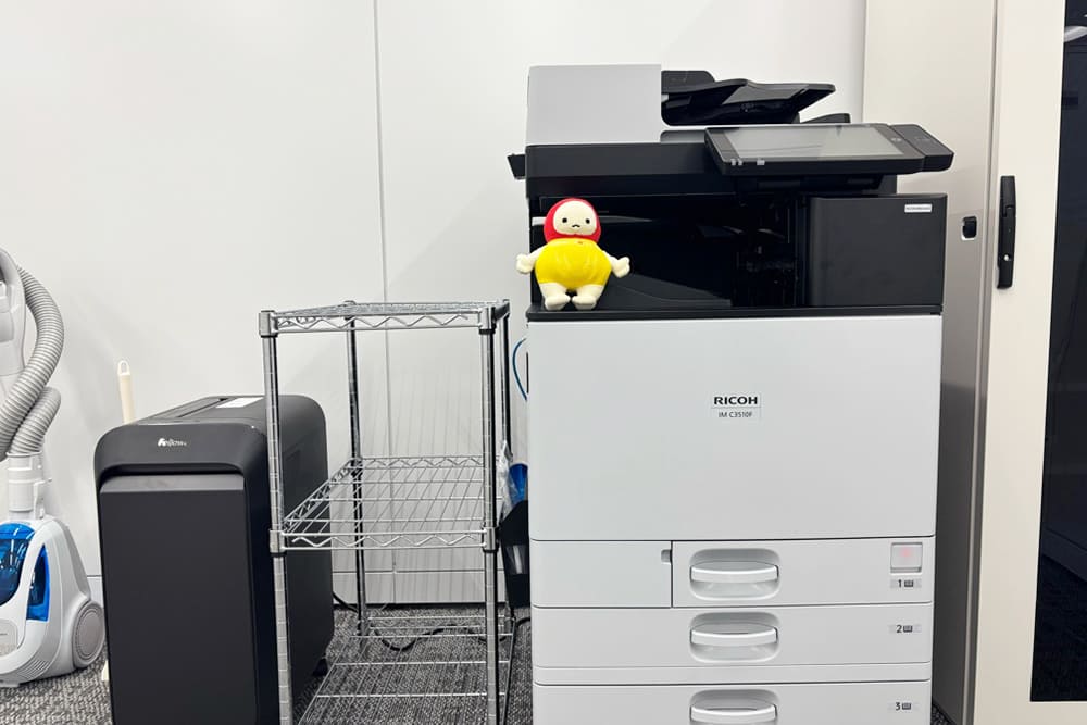 天翔オフィス天王洲ファーストタワーのコピー機に立つてんしょうくんぬい