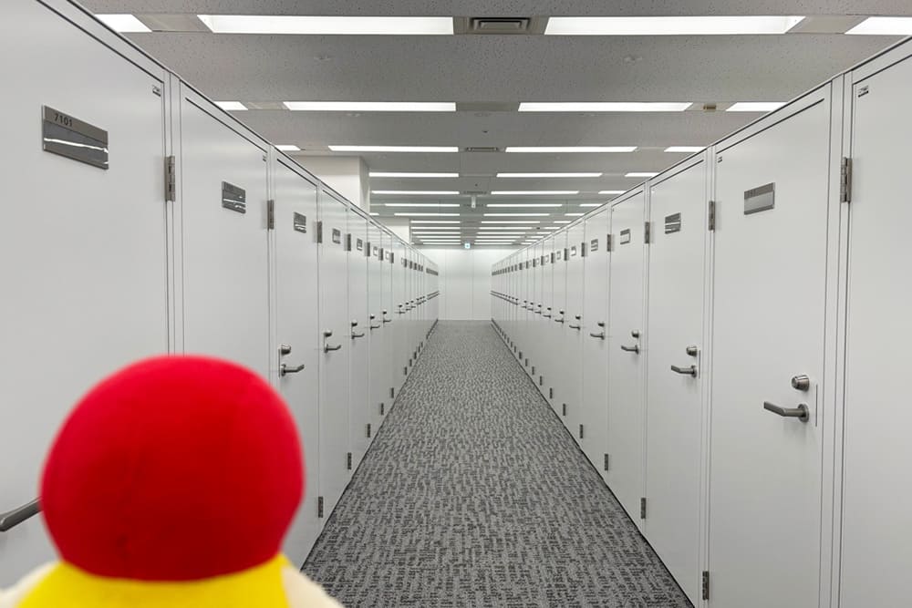 天翔オフィス天王洲ファーストタワーのブース個室。ずらっと並んでいる姿に圧倒されるてんしょうくんぬい