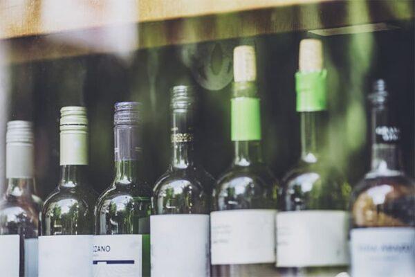 陳列されたワインボトル