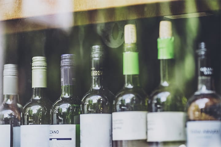 陳列されたワインボトル