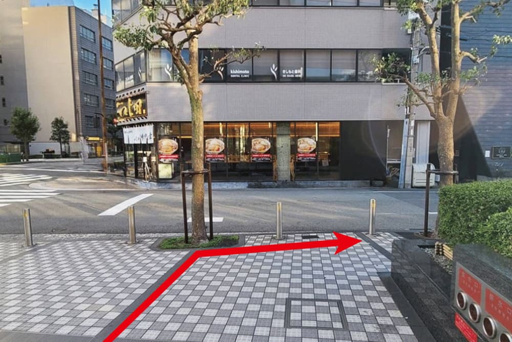 「つじ田 肥後橋店」が入るビルの外観。