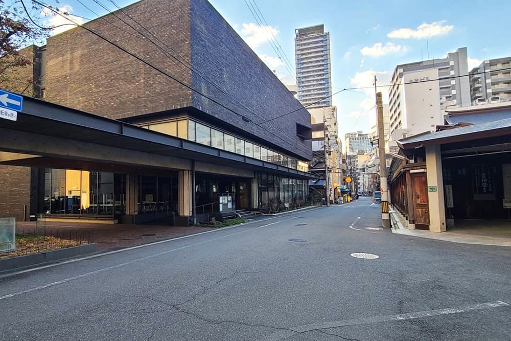 重厚な黒い石壁の大きな建物。