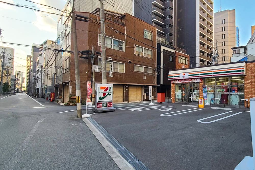「セブンイレブン」の店舗前。