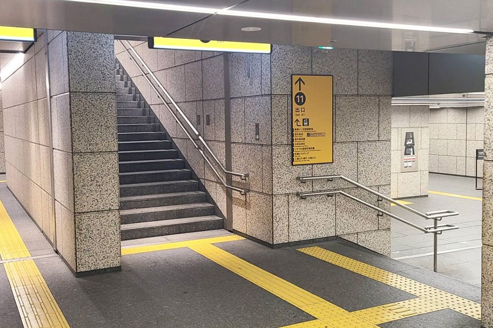 淀屋橋駅の11番出口。