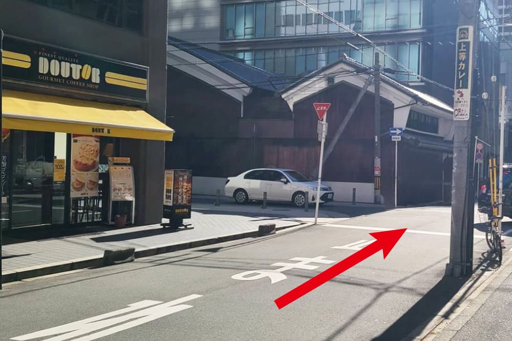 「ドトールコーヒー」の店舗前。